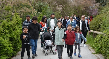 Başkan Tekin, depremzede çocukların yüzünü güldürdü