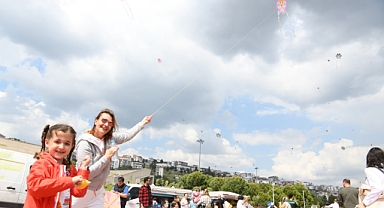 Bornova’da gökyüzü uçurtmalarla renklendi