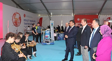  Devlet Teşvikleri Tanıtım Günleri Fuarı İzmir Cumhuriyet Meydanı'nda ziyaretçilerini kabul ediyor