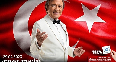 Erol Evgin Bir Kira Bir Yuva dayanışma konseri için sahnede