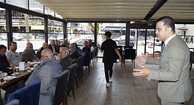 Genç siyasetçi, muhtarlarla kahvaltıda bir araya geldi