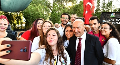 İzmir Büyükşehir Belediyesi’nden gençlere Kitap Kart desteği