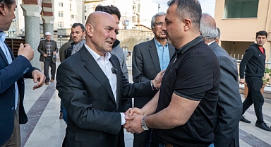 Soyer, bayramı depremzedelerle bir arada geçiriyor