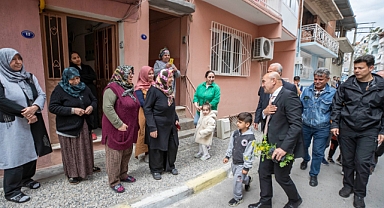 Soyer Bornova’da yurttaşlarla kucaklaştı “İlk turda seçimi kazanacağız içiniz rahat olsun”