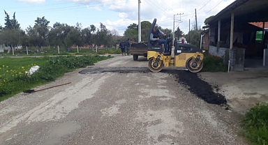 Urla'da asfalt onarım çalışmaları sürüyor