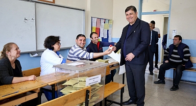 Başkan Tugay ve eşi oy kullandı