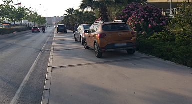 Bostanlı’da şaşırtan park! Yaya yolu mu park yolu mu?