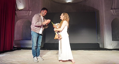 Çeşme Belediyesi Tiyatro Günleri'nde usta sanatçılar sahne aldı