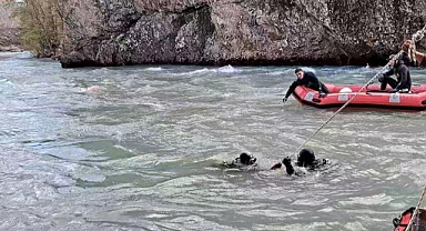 İzmir'den giden dalgıçlar Munzur Çayı'nda kaybolan 3 kişiyi arıyor!
