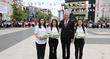 Narlıdere'de 19 Mayıs coşkusu resmi törenlerle başladı