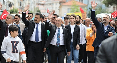 Tunç Soyer ve Şenol Aslanoğlu'na Dikili'de miting gibi karşılama