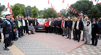 Yerli araç TOGG Kınık'ta ilgi odağı oldu