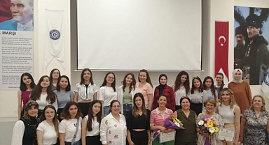 Ege Üniversitesi'nde tecrübeli ebeler mesleki deneyimlerini öğrencilerle paylaştı