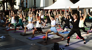 Karşıyaka'da en uzun güne yoga ile başladılar
