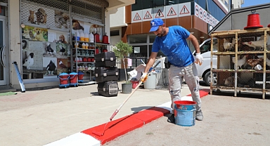 Menderes’te kaldırımlar kırmızı beyaza büründü