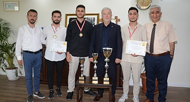 Başarılı Berberler Ata’yı ziyaret etti…