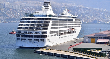Bu yılın 10’uncu kruvaziyer gemisi de İzmir’e yanaştı