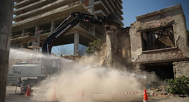 Konak’ta tehlike saçan iki binanın yıkımı gerçekleşti