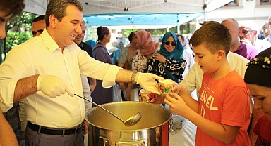 Başkan Koştu aşure dağıttı: Allah birliğimizi ve beraberliğimizi bozmasın!