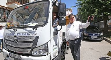 Başkan Tugay, daha sağlıklı bir kent yaşamı için Karşıyaka’yı adım adım geziyor