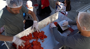 Efes Selçuk'ta domattan salçaya gelenekselleşen iş birliği: Kadınlar seçiyor erkekler kesiyor belediye eziyor