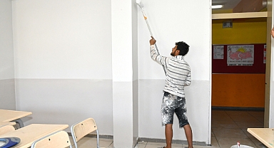 Karabağlar'da okulların bakım onarımları hızla sürüyor