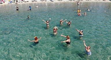 Konaklı kadınlar denizle buluşuyor