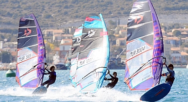 Alaçatı Wind Fest''te Alaçatı'nın rüzgarı çocuk ve gençler için esmeye devam ediyor