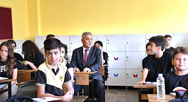 ​​​​​​​Başkan Tekin, okulun ilk günü öğrencileri yalnız bırakmadı