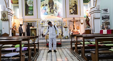Bayraklı’da ibadethaneler dezenfekte ediliyor
