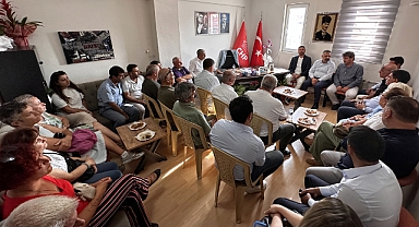 CHP İzmir İl Başkanı Şenol Aslanoğlu Foça İlçe Örgütünü ziyaret etti