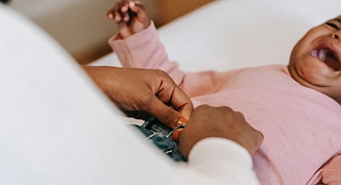 Çocuğunuz sürekli ağlıyorsa kasık fıtığını göz ardı etmeyin