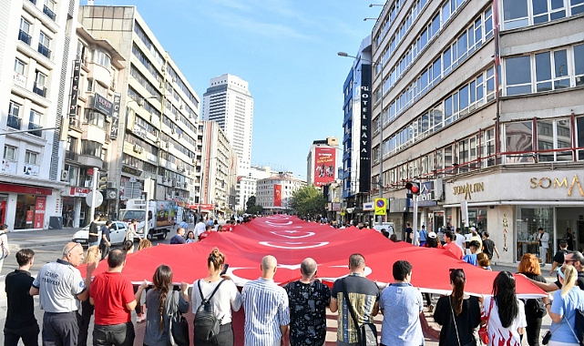 İzmirliler geleneksel Zafer Yürüyüşü’nde buluştu