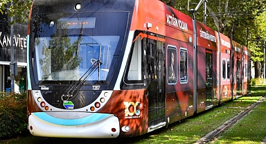 100’üncü yıla özel tramvaylar İzmir sokaklarında
