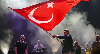 Buca’da Cumhuriyet coşkusu meydanlara sığmadı