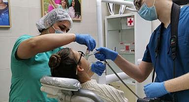 Diş beyazlatma işlemi diş hekimi tarafından yapılmalı