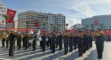 İzmir'de Cumhuriyet Coşkusu! Vali Elban: Türklerin yüz ve bin yılı başlıyor