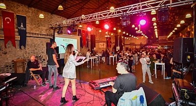 İzmir’de tiyatro şöleni yaşandı