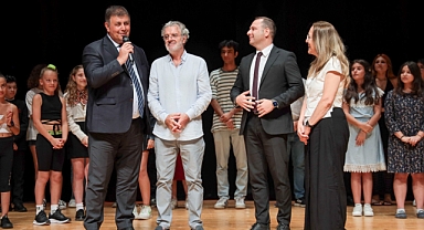 Karşıyaka Belediye Tiyatrosu “Vahşi Komedi” ile perde açtı