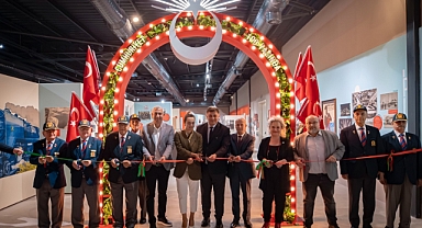 Karşıyaka'da 'Bir Millet Uyanıyor' sergisi kapılarını açtı