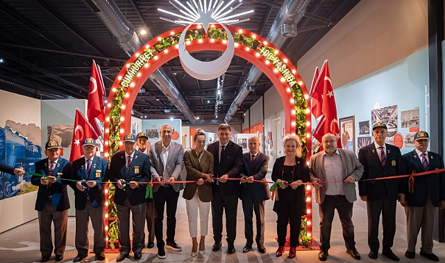 Karşıyaka'da 'Bir Millet Uyanıyor' sergisi kapılarını açtı