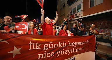 Menemen'de on binler cumhuriyet aşkıyla yürüdü