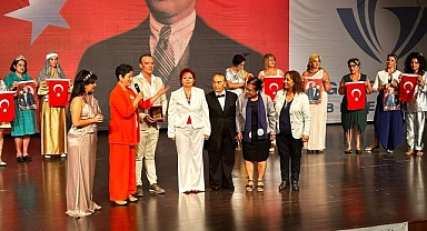 Narlıdere Belediyesi’nin güçlü kadınları, ‘Çantadaki Sır’ ile cumhuriyeti anlattı