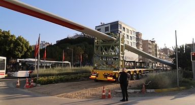 Ödemiş'te dev rüzgâr kanatları şehir merkezinden geçti; Başkan Eriş 