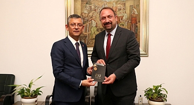 Başkan Gümrükçü'den Özel'e düğün davetiyesi!