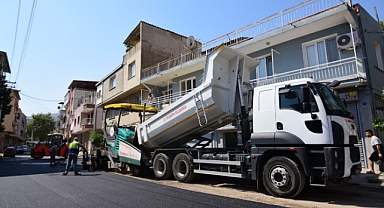 Bornova'da asfalt çalışmaları devam ediyor