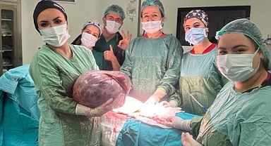 Karın şişkinliği şikayetiyle gittiği hastanede karnından 20 kiloluk kitle çıktı