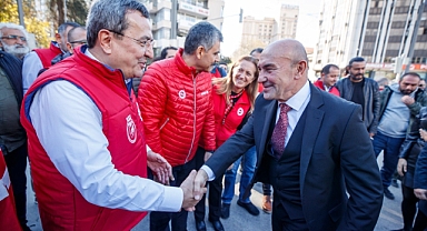 Başkan Soyer emekçilerin hakları için yürüdü 