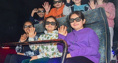  İzmir’de çocuklar 12D sinema keyfi yaşıyor