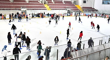  İzmirli kadınlar 2 Ocak’ta buz pistinde